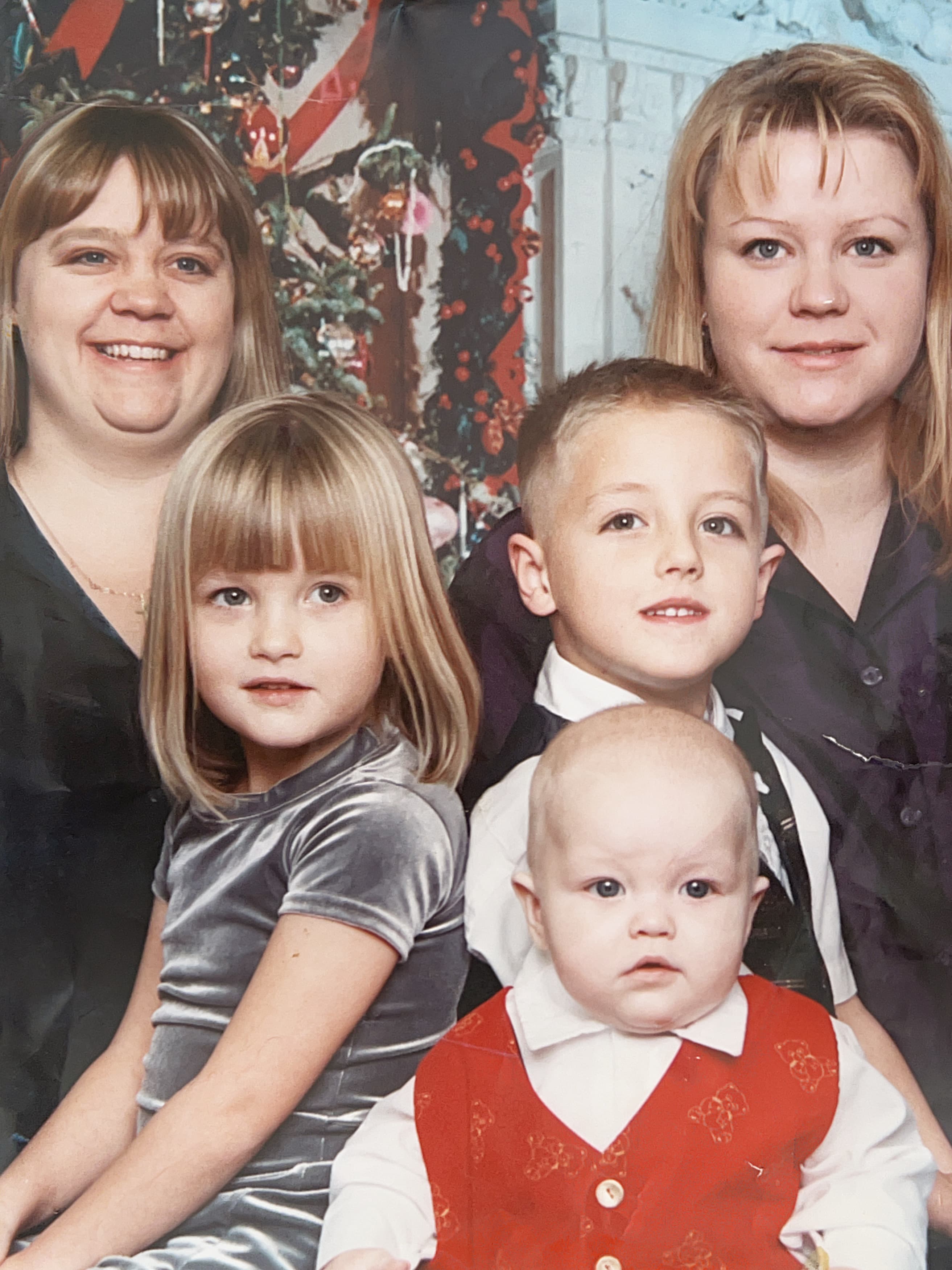 Kori with her sister Jana and Kori's 3 kids: Brandon, Kaitlyn, and Jackson (baby).